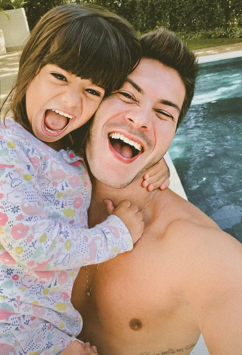 Imagem da notícia Arthur Aguiar explica motivo de cirurgia da filha de 6 anos