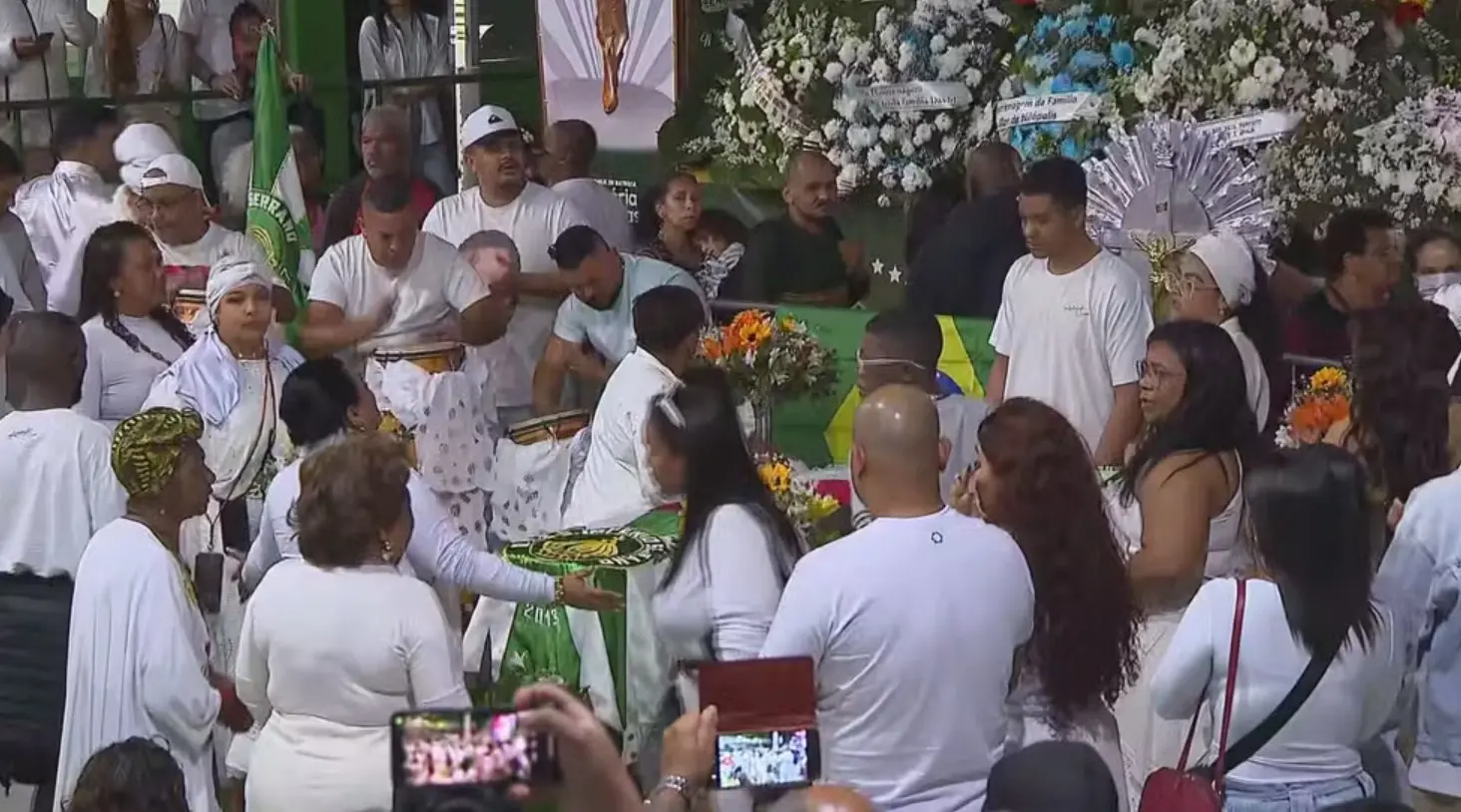 Imagem da notícia: Velório de Arlindo Cruz reúne centenas no Rio com batucada e ritual de celebração
