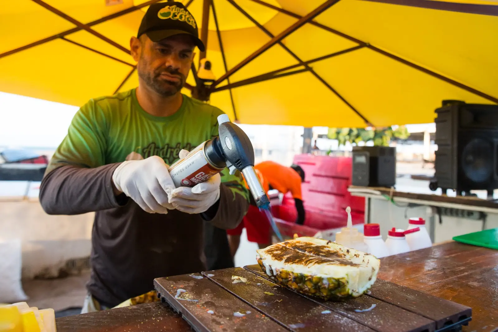 Imagem da notícia: Doce, salgado ou misto e servido na casca, abacaxi temperado vira sensação na Beira-Mar de Fortaleza
