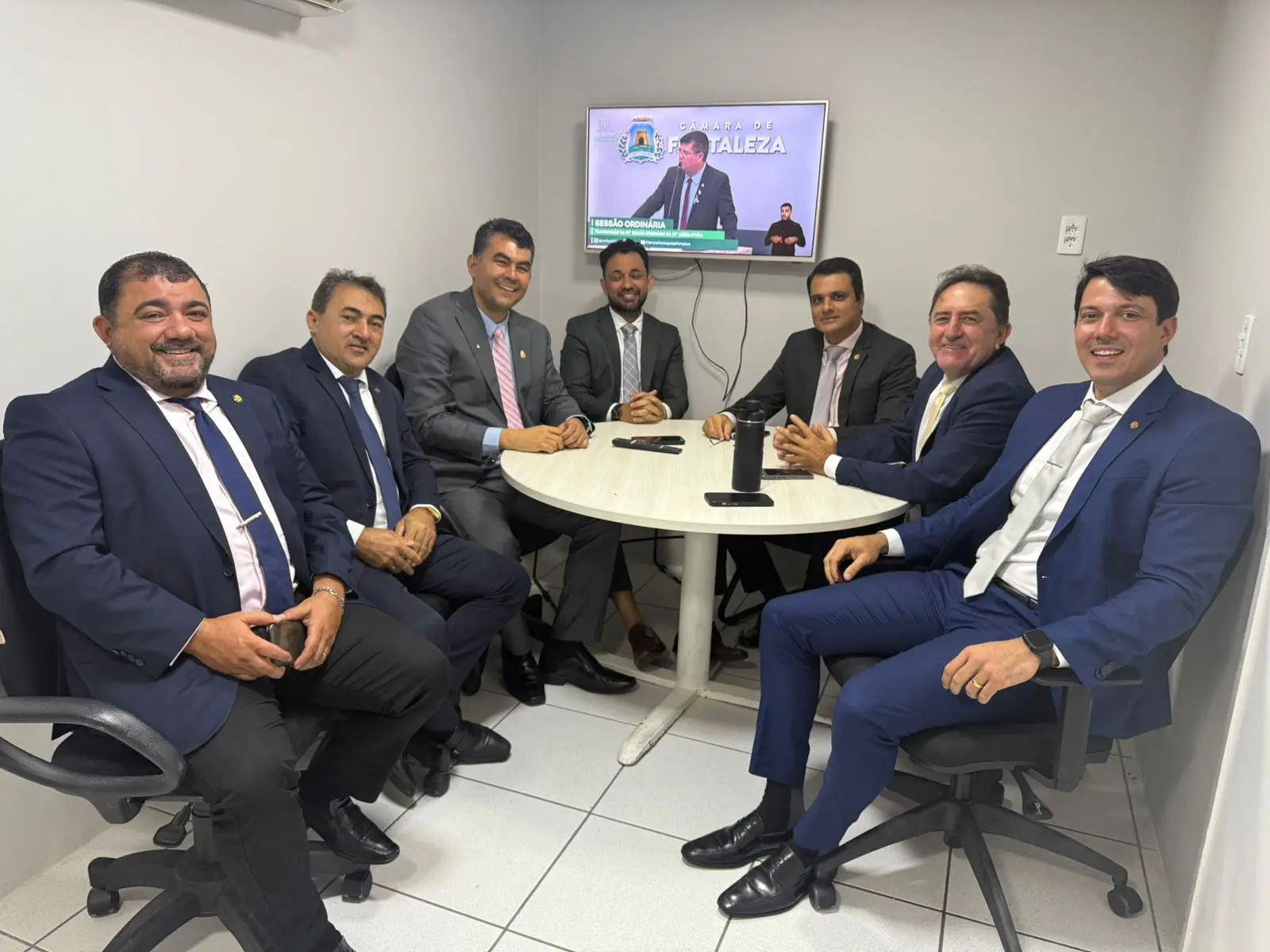 Foto dos vereadores do PDT Fortaleza em reunião com a presidência do partido, nesta terça-feira (12