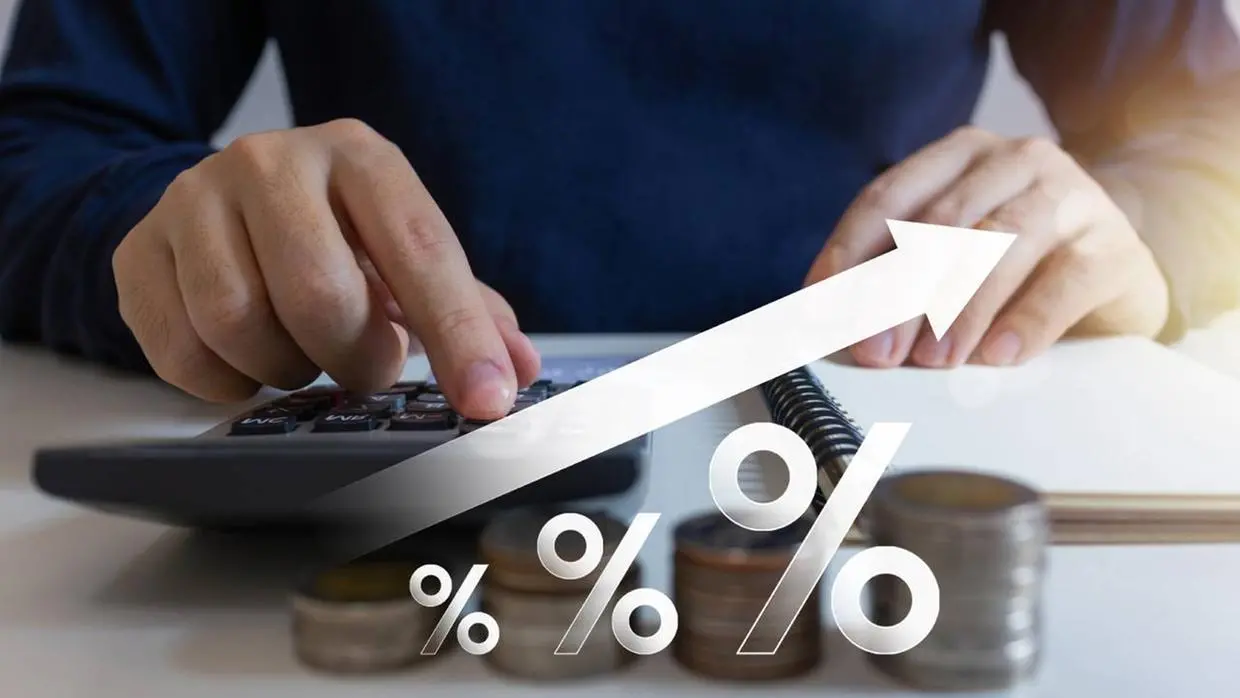 Calculadora e moedas sobre a mesa