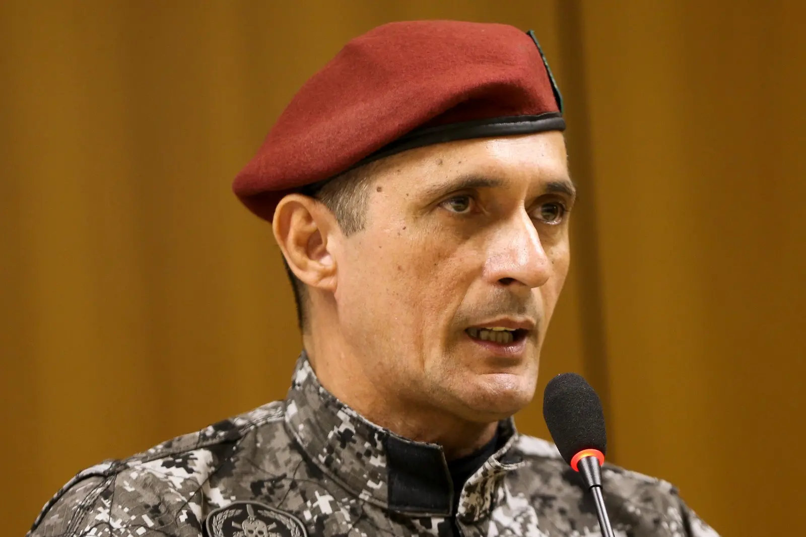 Imagem da notícia Aginaldo de Oliveira, ex-secretário de Caucaia e marido de Carla Zambelli, tem contas bloqueadas