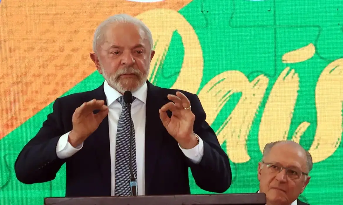Imagem da notícia: Lula anuncia crédito de R$ 30 bilhões para ajudar exportadores afetados por tarifaço de Trump