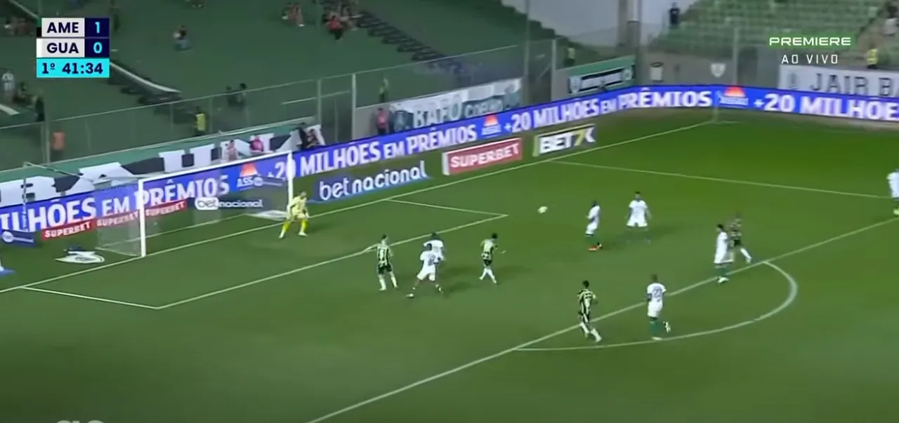 Contra o Guarani, ele entrou na área e fez gol de cabeça ao receber cruzamento pela direita