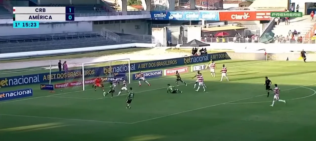 Gol de Rodriguinho contra o CRB, em Alagoas finalizando dentro da área no setor esquerdo do ataque