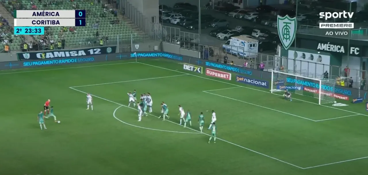 Gol de Rodriguinho, o último dele pelo Coelho foi de falta, contra o Coritiba.