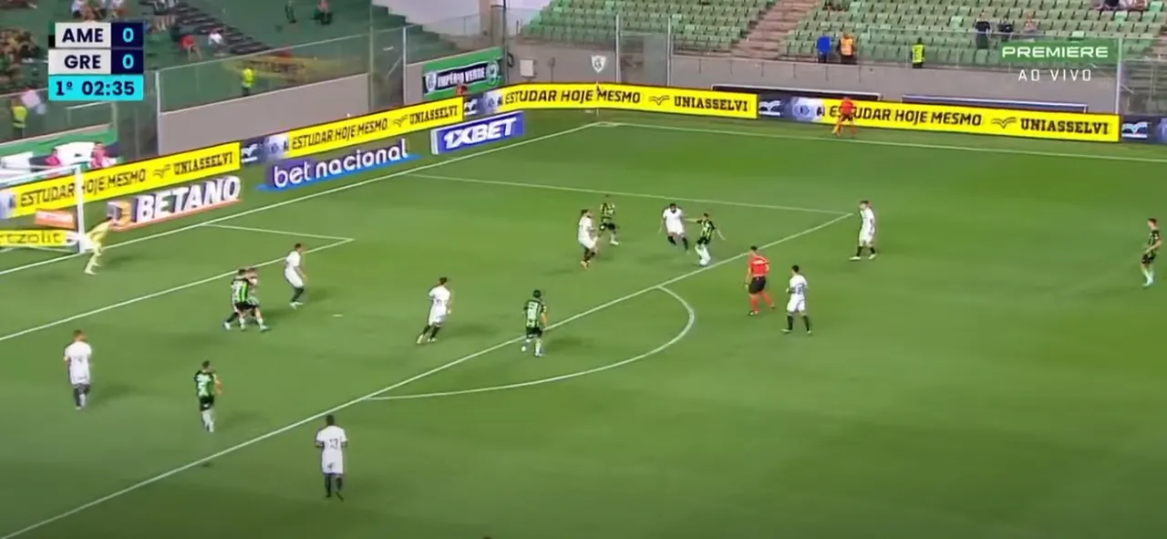 Atacando pela direita, Rodriguinho passou pelo marcador e bateu no canto do goleiro gremista