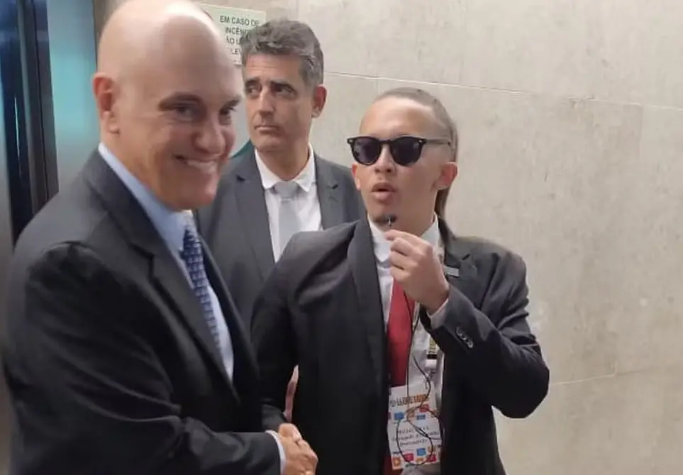 Imagem da notícia: Alexandre de Moraes encontra Mizael no STF e brinca: 'Para me defender nos EUA'