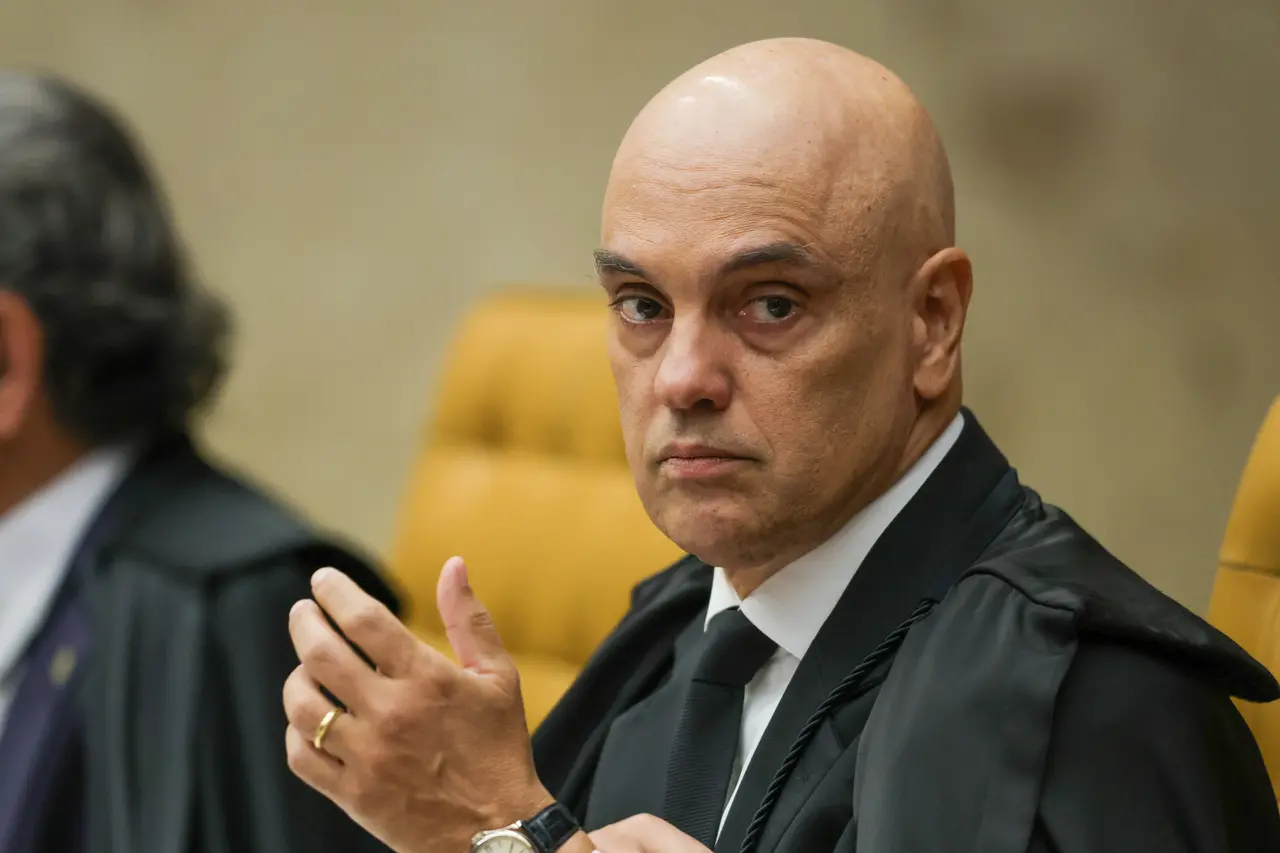 Imagem da notícia: Ao The Post, Moraes fala sobre 'tarifaço' e prisão de Bolsonaro: 'Não recuaremos um milímetro'