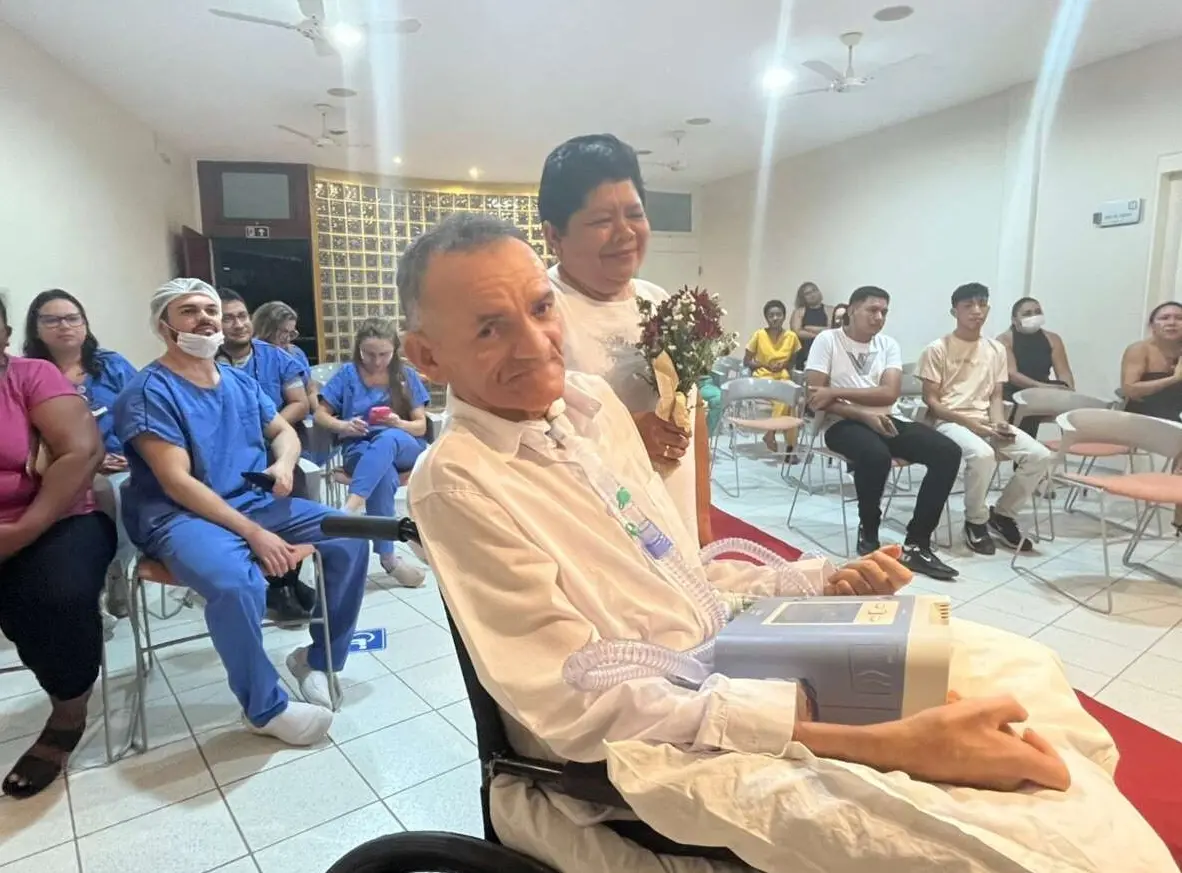 Imagem da notícia: Paciente se casa com cuidadora durante internação após revelar sonho para assistente social