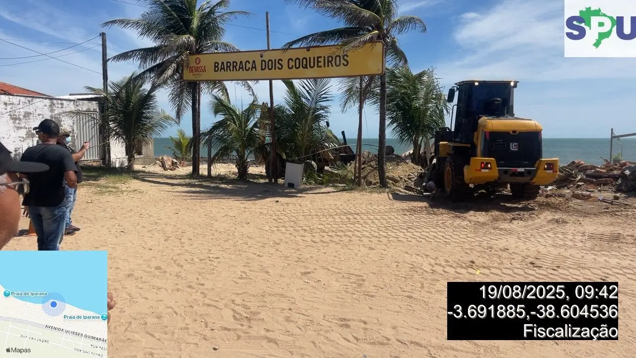 Imagem da notícia: Barraca de praia irregular é demolida em Caucaia, após facções criminosas atrasarem processo 