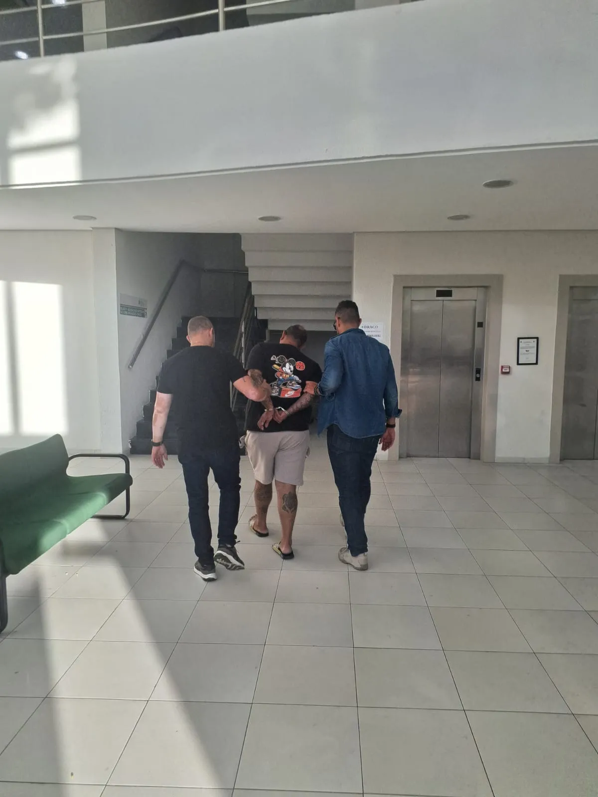 Os suspeitos de praticar extorsão contra comerciantes da avenida Beira-Mar, em Fortaleza, foram levados para sede da Draco