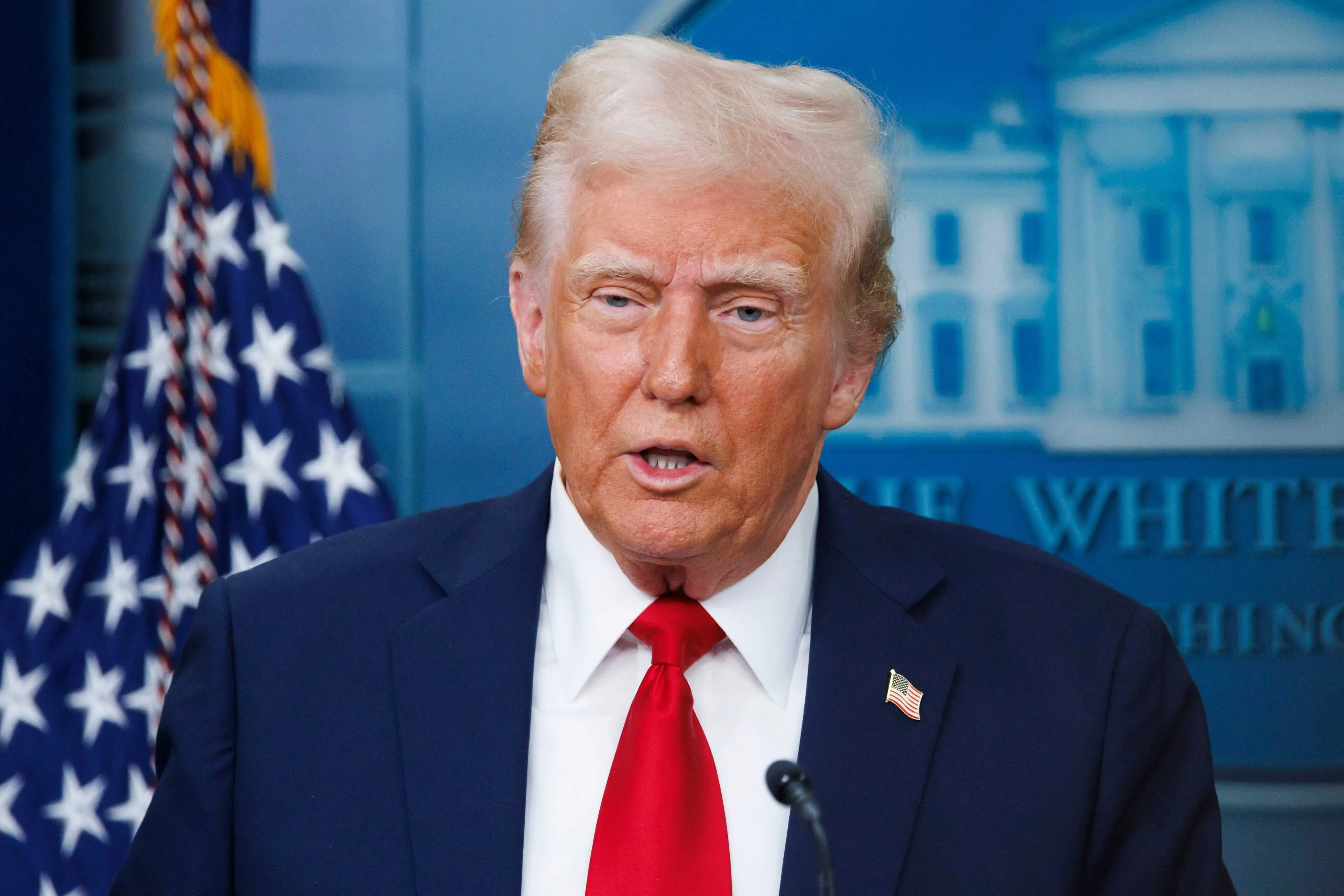 Imagem da notícia Após deslocar navios, Trump diz que vai usar 'toda a força americana' contra Maduro na Venezuela