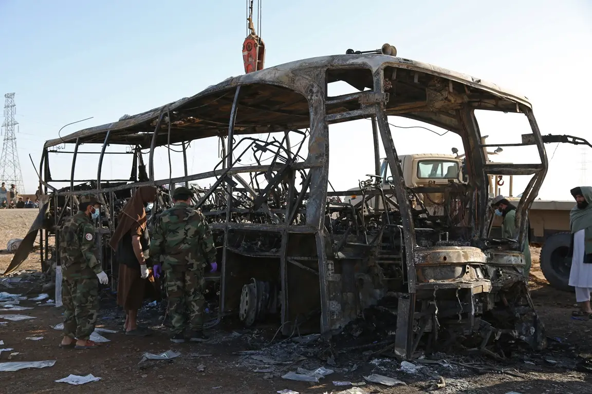 Imagem da notícia Ônibus colide com caminhão-tanque e motocicleta e deixa 76 mortos no Afeganistão