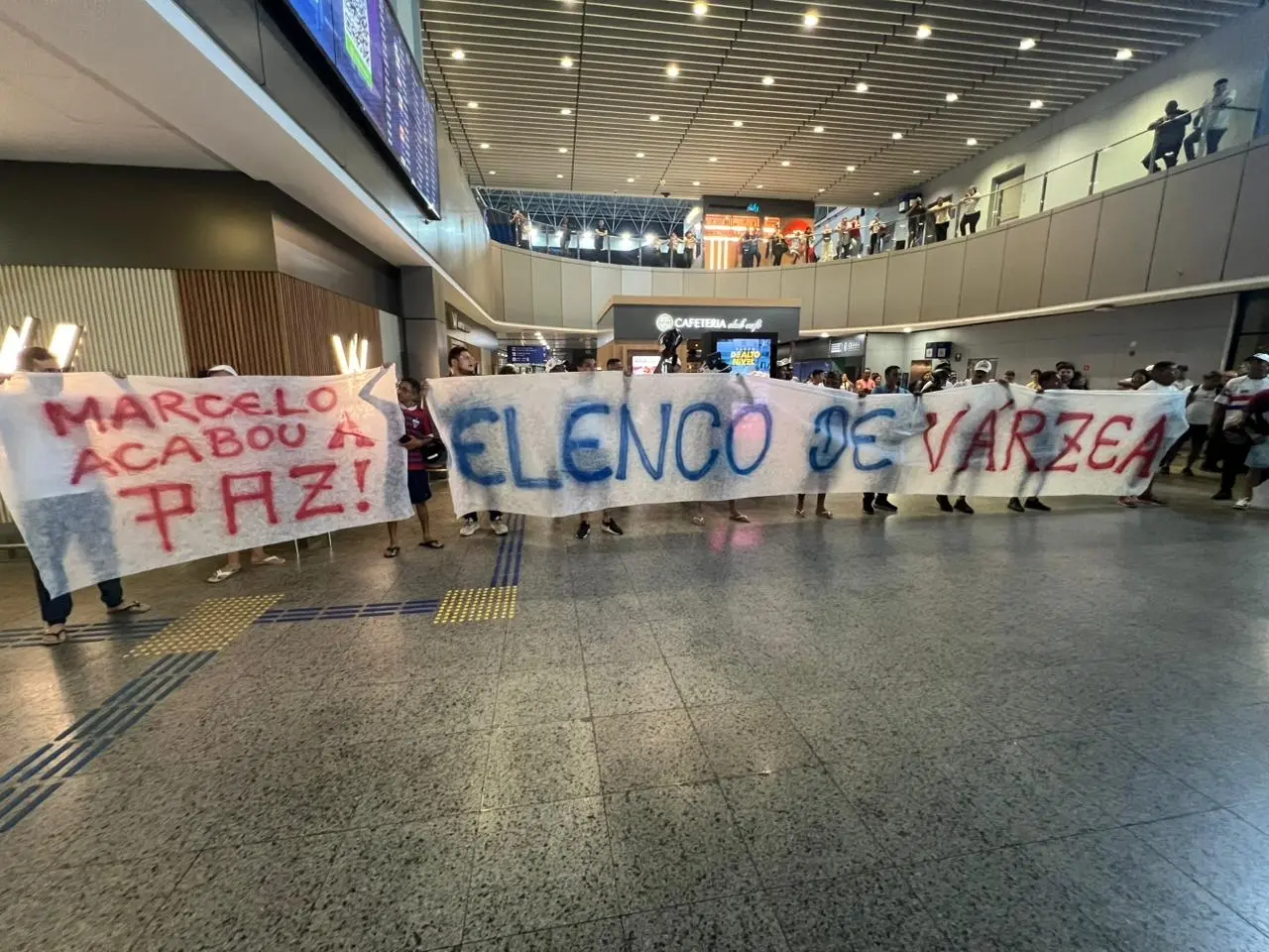 Imagem da notícia Torcida do Fortaleza protesta em chegada do time após eliminação da Libertadores: 'Elenco de várzea'