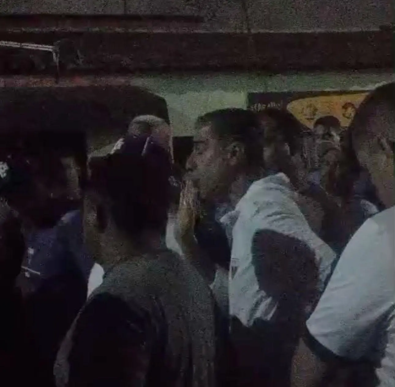 Imagem da notícia Torcida do Fortaleza bloqueia saída do Pici e conversa com Paiva e jogadores; veja vídeo