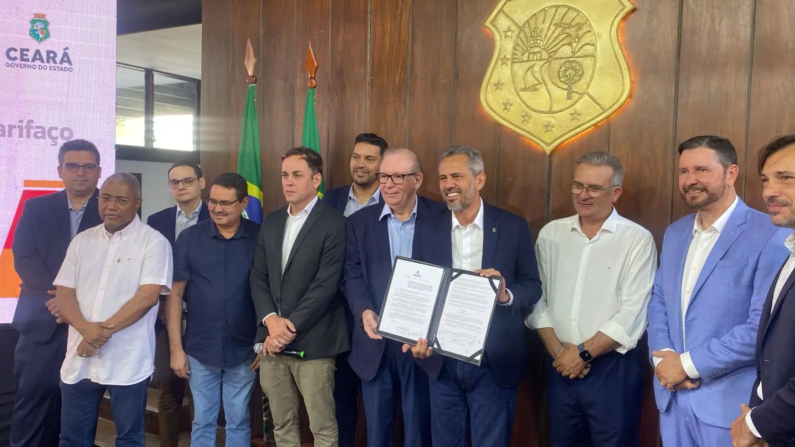 Imagem da notícia: Elmano assina decreto com ações de apoio a empresas cearenses afetadas pelo tarifaço; veja medidas