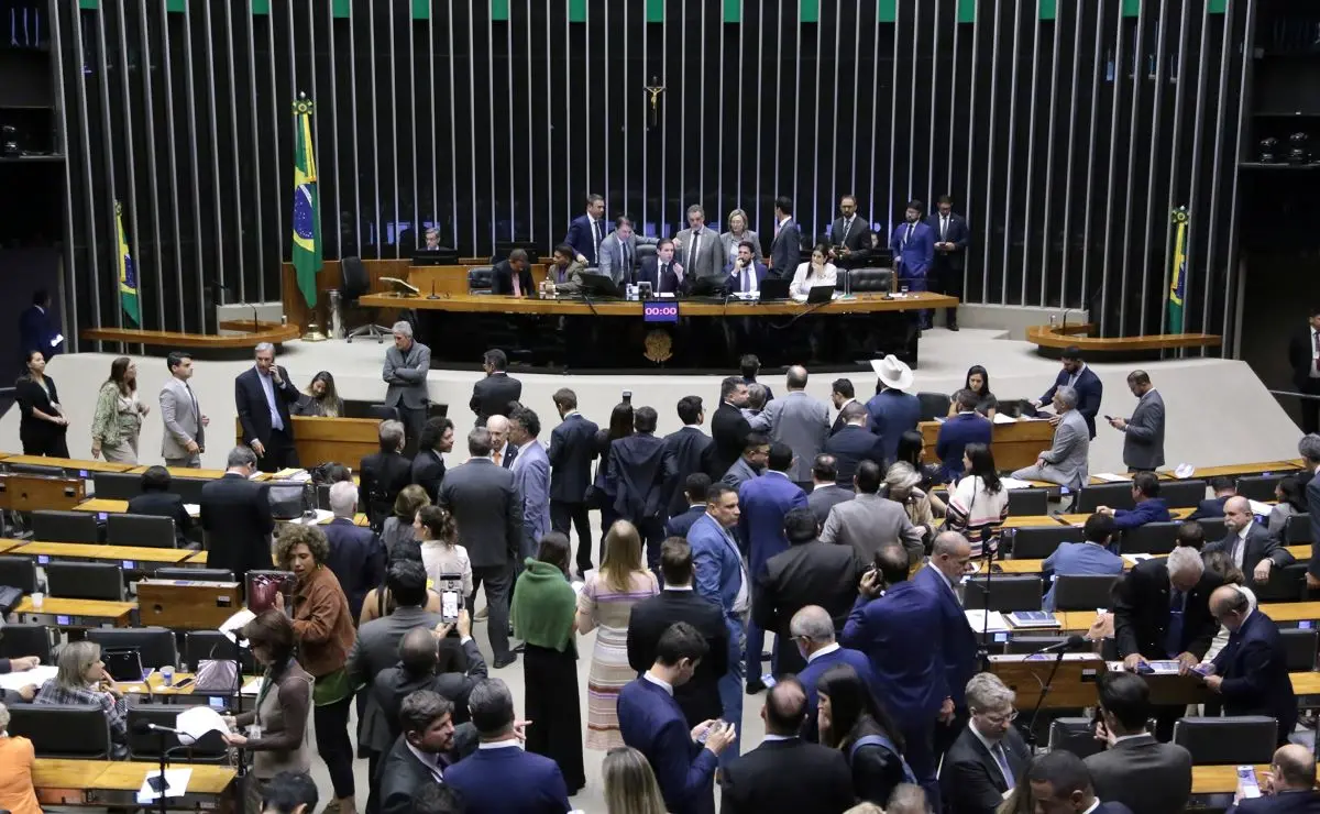 Imagem da notícia: Câmara aprova urgência em proposta de isenção do Imposto de Renda para quem ganha até R$ 5 mil 