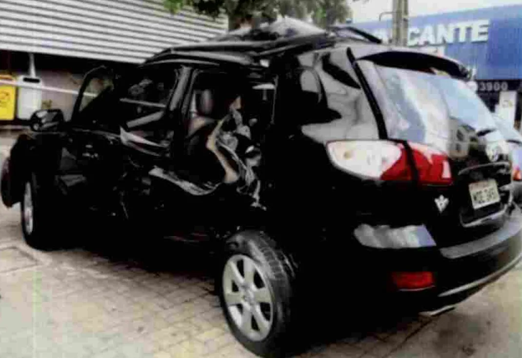 O acusado Pedro Henrique dirigia uma caminhonete Hyundai Santa Fé quando perdeu o controle do veículo, subiu no canteiro da via e colidiu