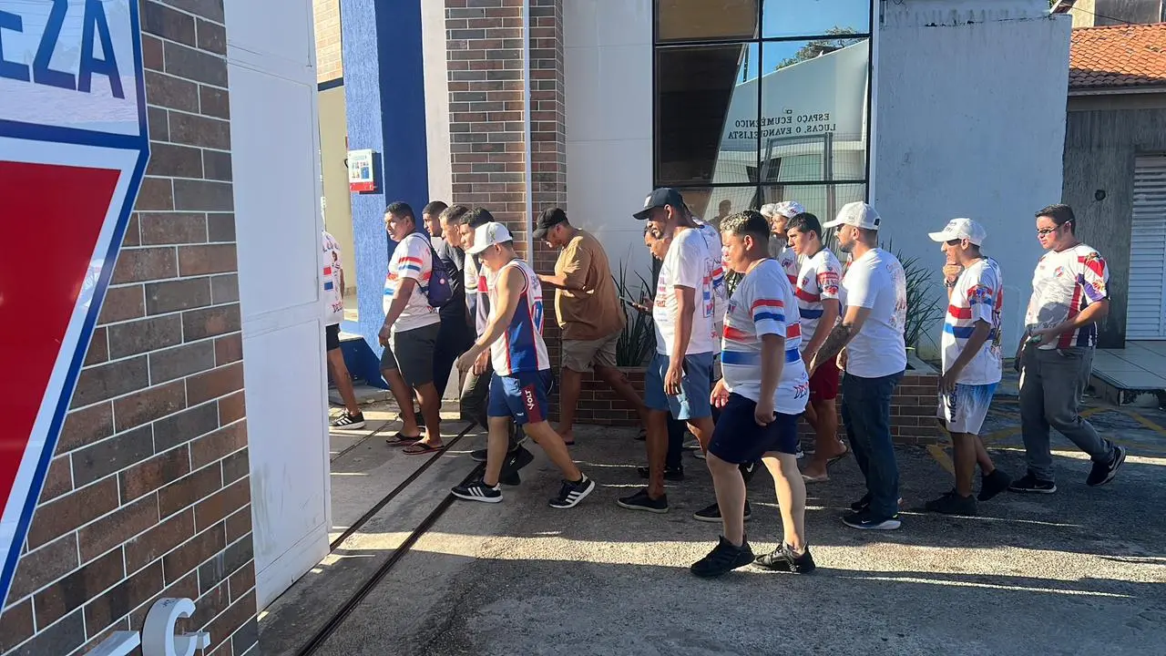 Imagem da notícia Torcida organizada protesta no Pici e conversa com elenco do Fortaleza; Veja vídeo