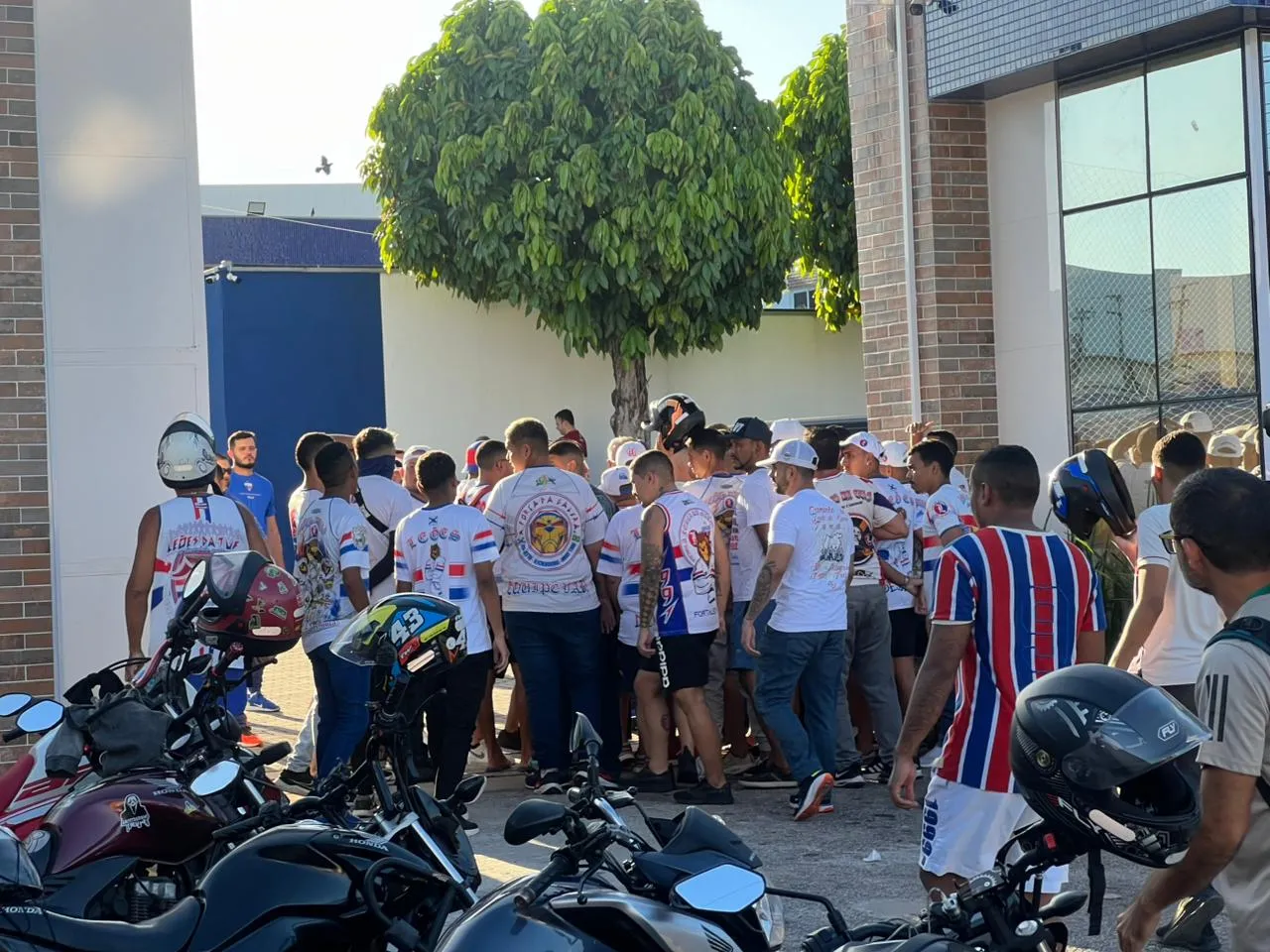 Torcida organizada do Fortaleza no Pici em protesto