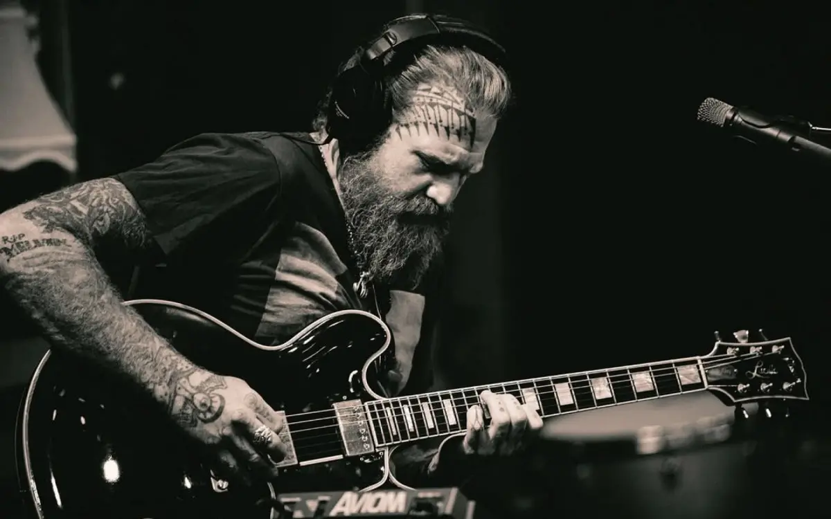 Imagem da notícia: Ex-líder da banda de heavy metal Mastodon, Brent Hinds morre aos 51 anos em acidente de moto