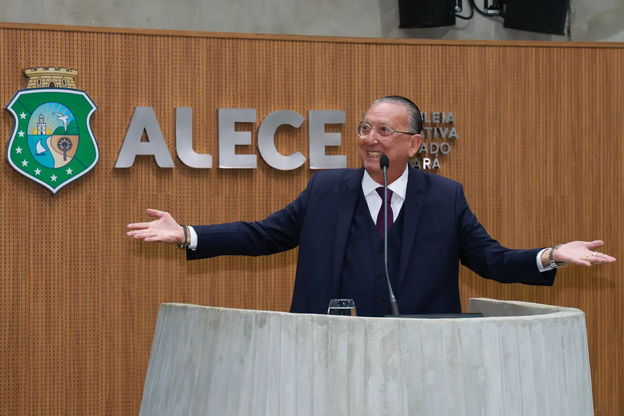 Imagem da notícia: Galvão Bueno recebe título de cidadão do Ceará, aprende vaia cearense e canta Mucuripe com Waldonys