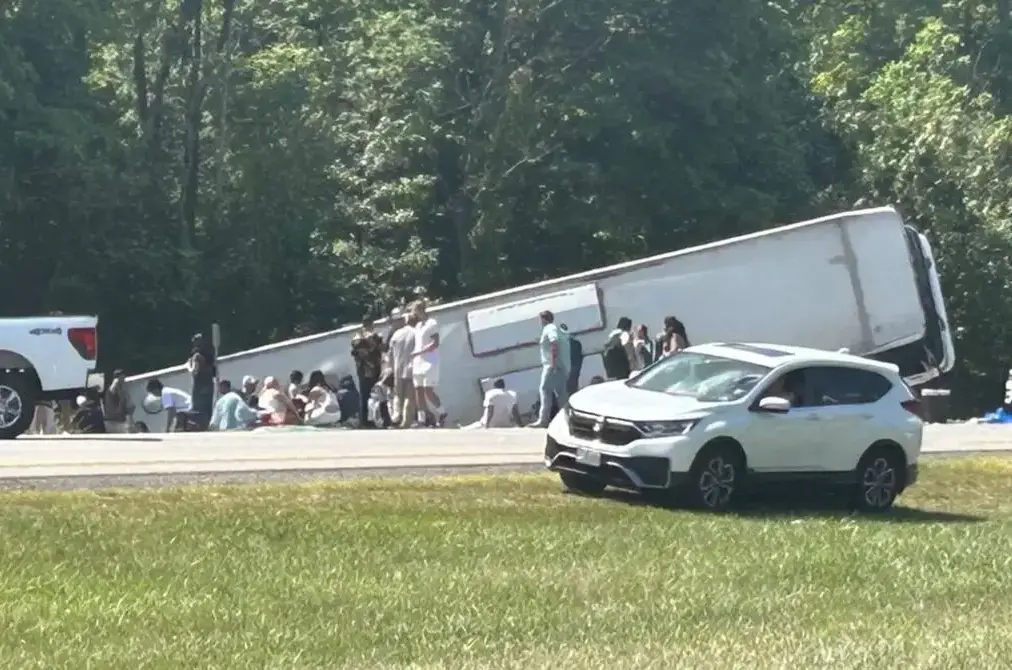 Imagem da notícia Ônibus com mais de 50 turistas capota em Nova York e deixa vários mortos