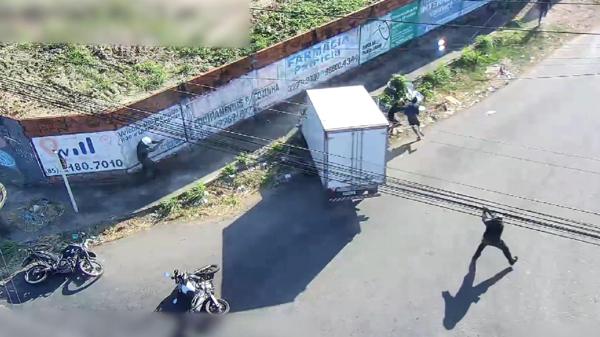 Imagem da notícia: Trio bate caminhão furtado ao ser perseguido pela PM em Fortaleza; veja vídeo
