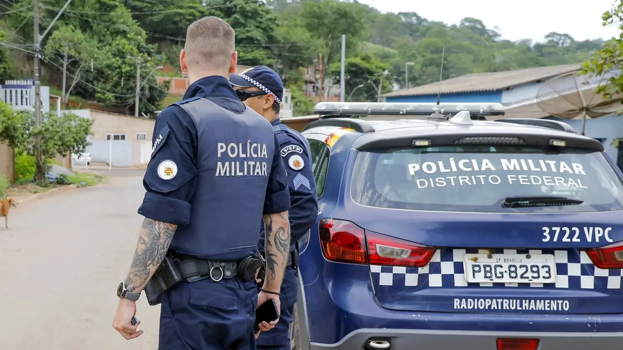 Imagem da notícia: Suspeito de assassinar companheira com faca se esconde em cova de cemitério no DF