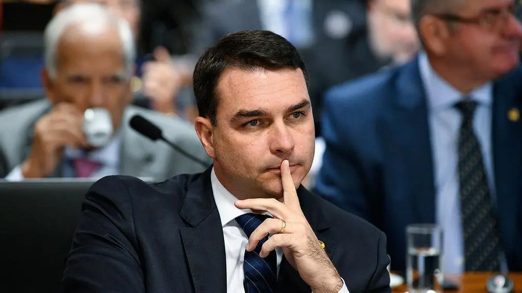 Imagem da notícia: Flávio Bolsonaro relata que mãe e avós foram feitos reféns em assalto no Rio de Janeiro