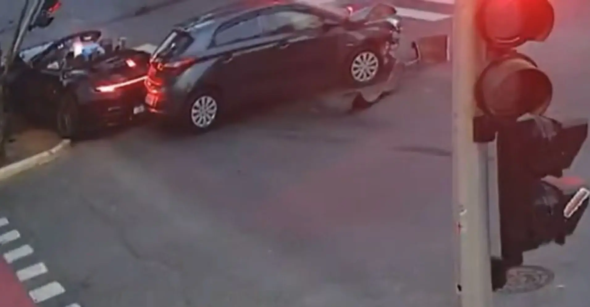 Imagem da notícia Carros de luxo exibidos por Gato Preto somam 24 multas e não estão no nome do influenciador