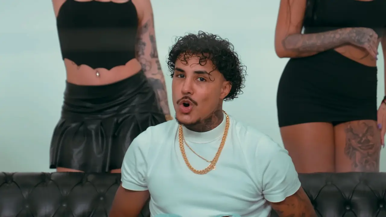 Imagem da notícia: MC Livinho diz sentir dores ao ensaiar para o The Town após acidente de moto 