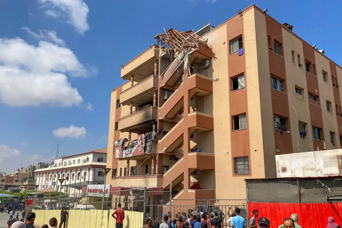 Imagem da notícia Bombardeio israelense a hospital na Faixa de Gaza deixa 20 mortos, incluindo quatro jornalistas