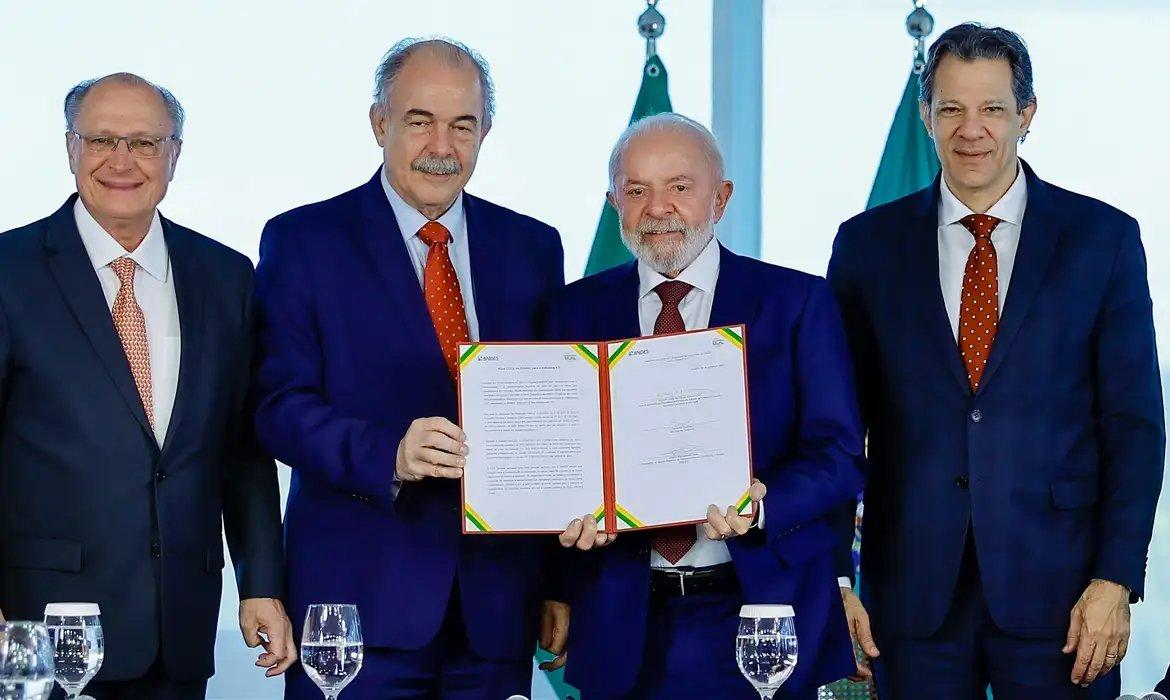 Imagem da notícia: Lula assina decreto para impulsionar indústria; Alckmin vê medida como resposta ao tarifaço dos EUA
