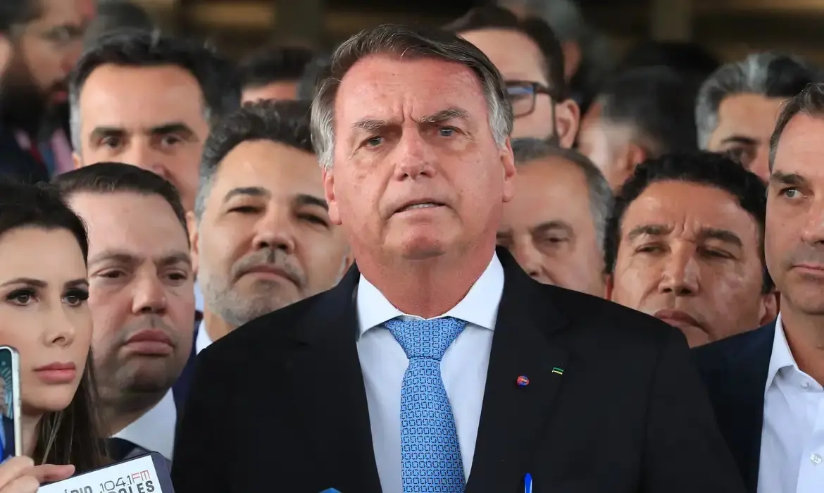 Imagem da notícia: PGR defende que PF monitore Bolsonaro 'em tempo real' para cumprimento de medidas cautelares