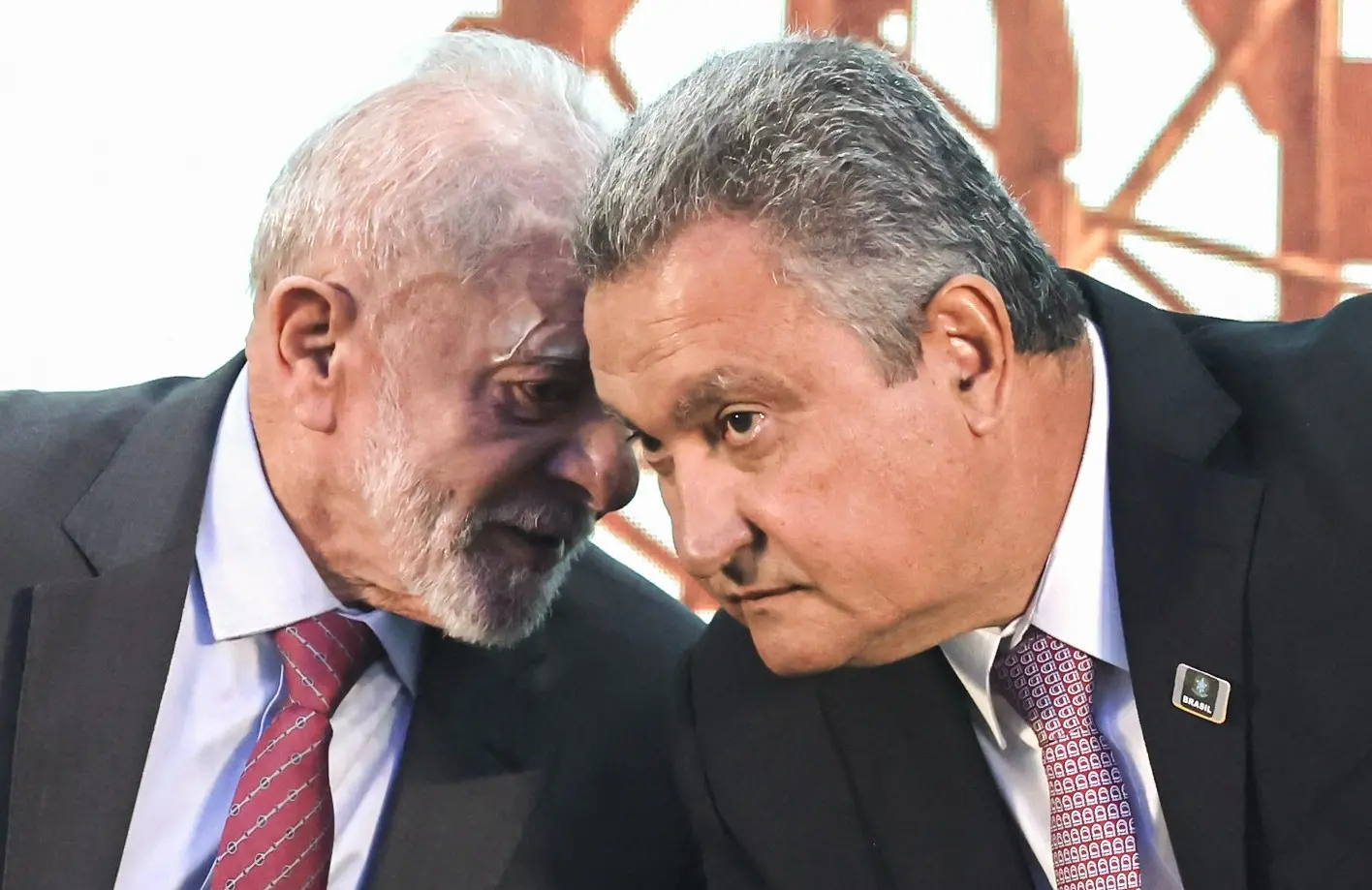 Imagem da notícia: Governo Lula prevê orçamento de R$ 30 bi até 2026 para programa de reforma de casas populares