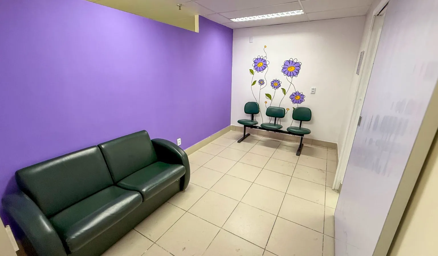 O espaço foi pensado para acolher com cuidado e discrição as vítimas de violência doméstica