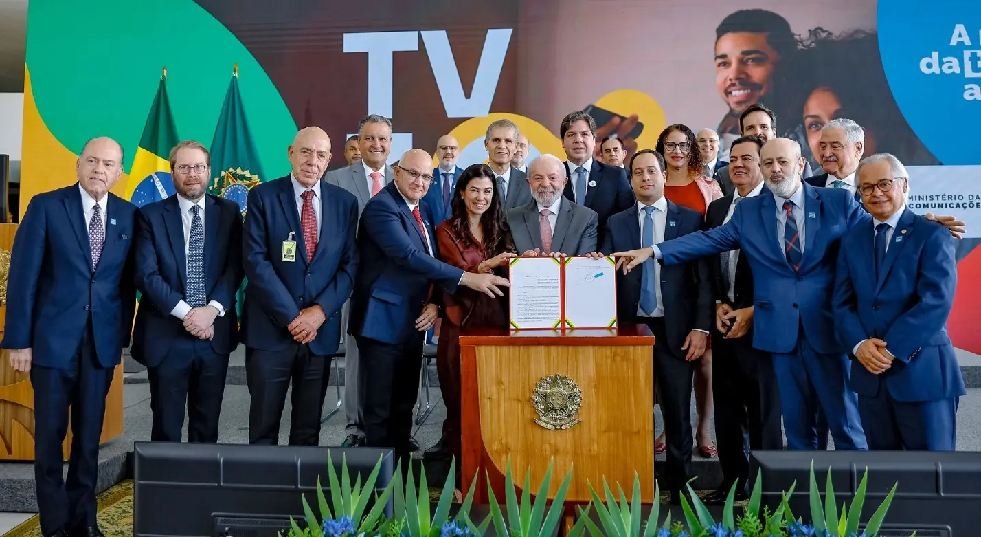 Imagem da notícia: TV 3.0: Lula assina decreto que regulamenta sistema que dará experiência de 'cinema' à TV aberta