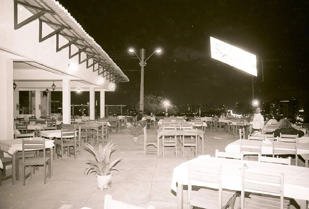 Foto de restaurante no Morro Santa Terezinha em 1993, com as luzes da cidade ao fundo