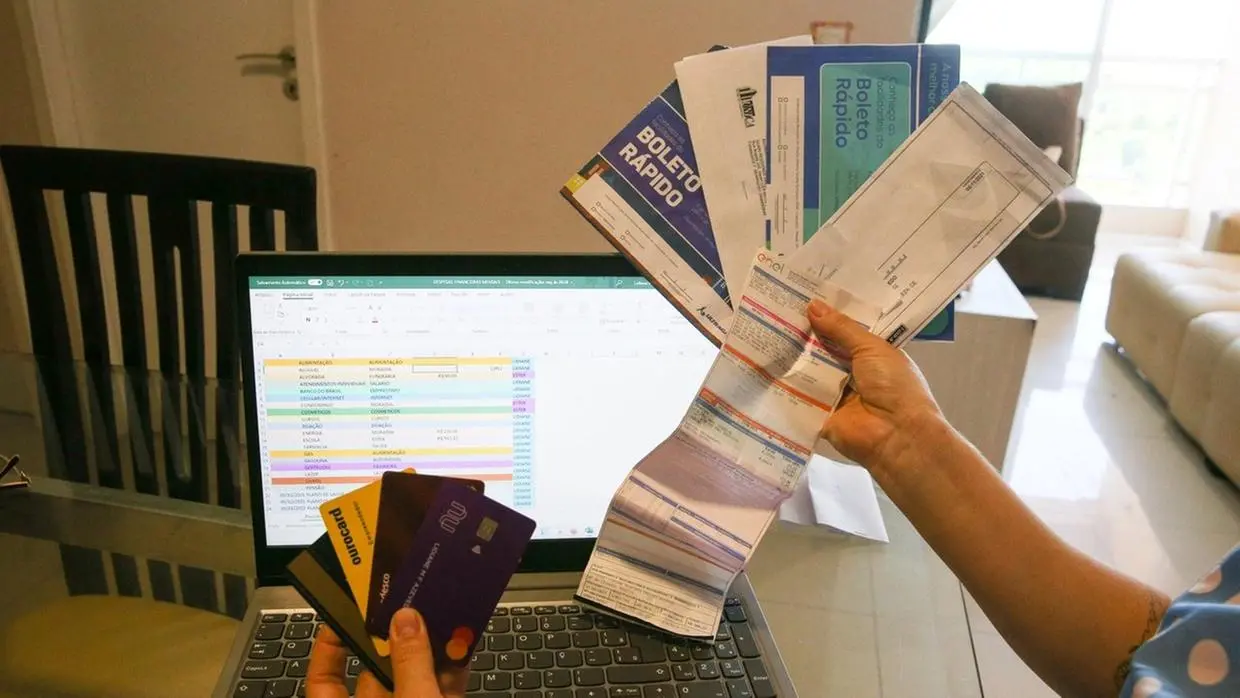 Leque de contas e close na mão de um consumidor