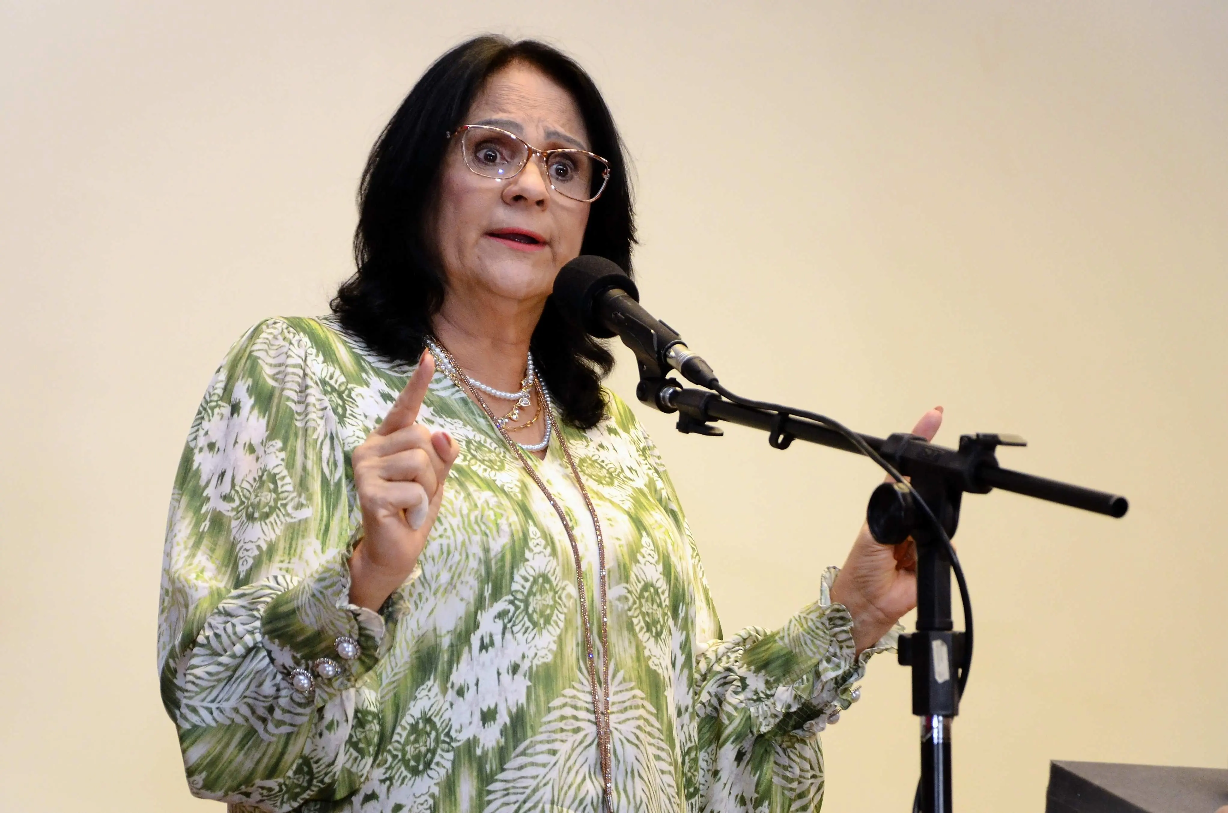 Imagem da notícia: Senadora Damares Alves é diagnosticada com câncer de mama
