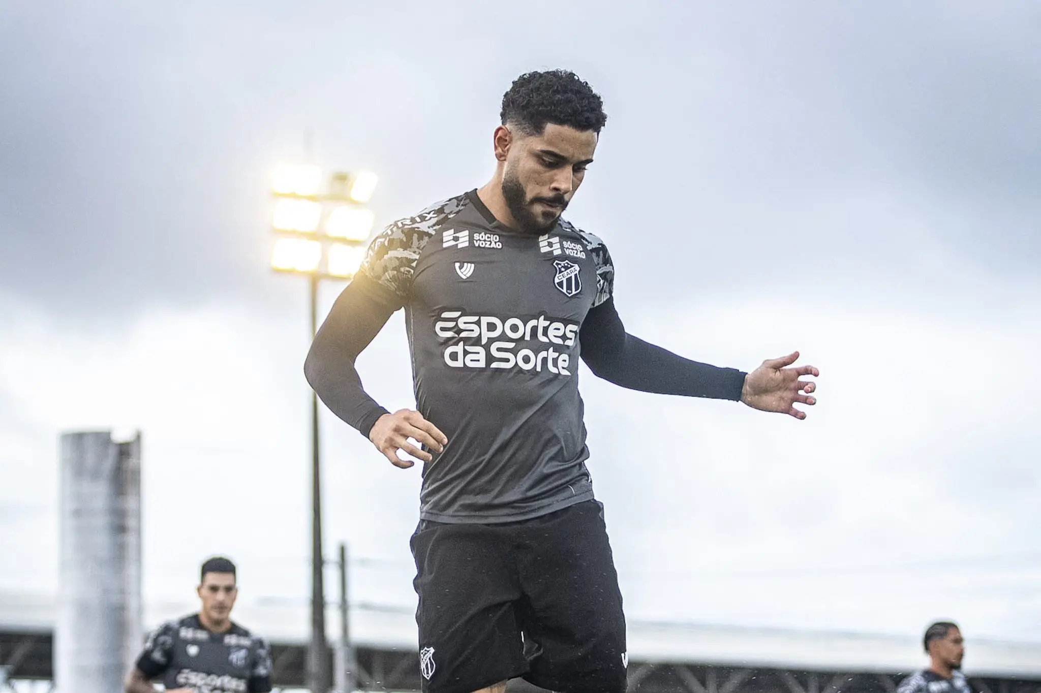 Imagem da notícia: Matheus Bahia não treina com bola e segue como dúvida do Ceará para encarar Juventude