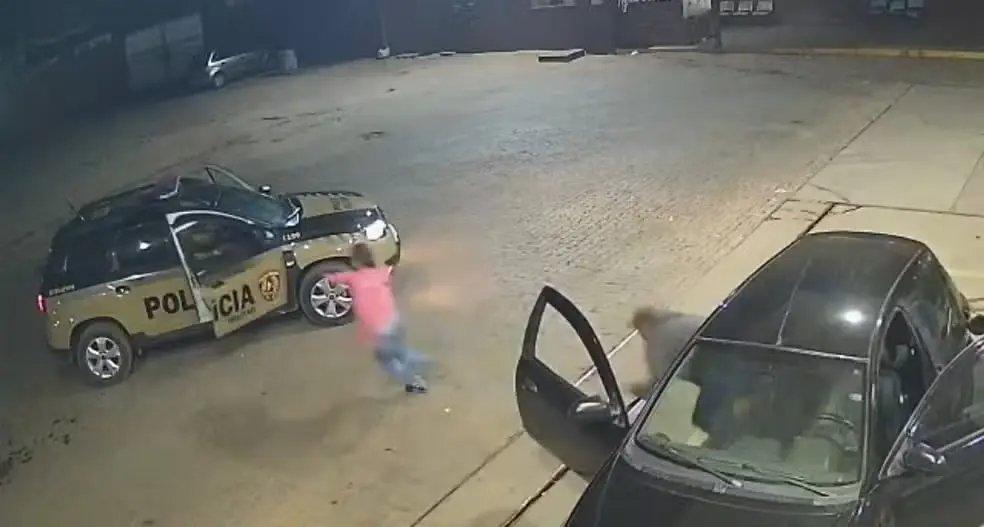Imagem da notícia: Mulher corre pedindo ajuda a PMs após ser sequestrada e estuprada pelo ex-companheiro; veja vídeo
