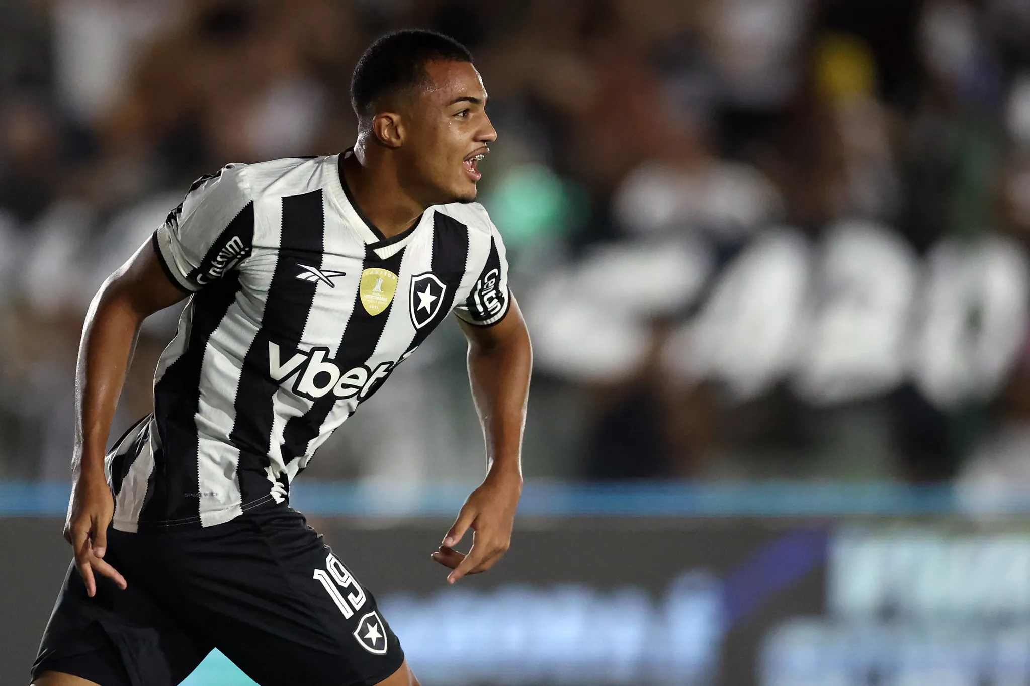 O atacante Kayke se destacou na base do Botafogo e depois subiu ao profissional em 2025