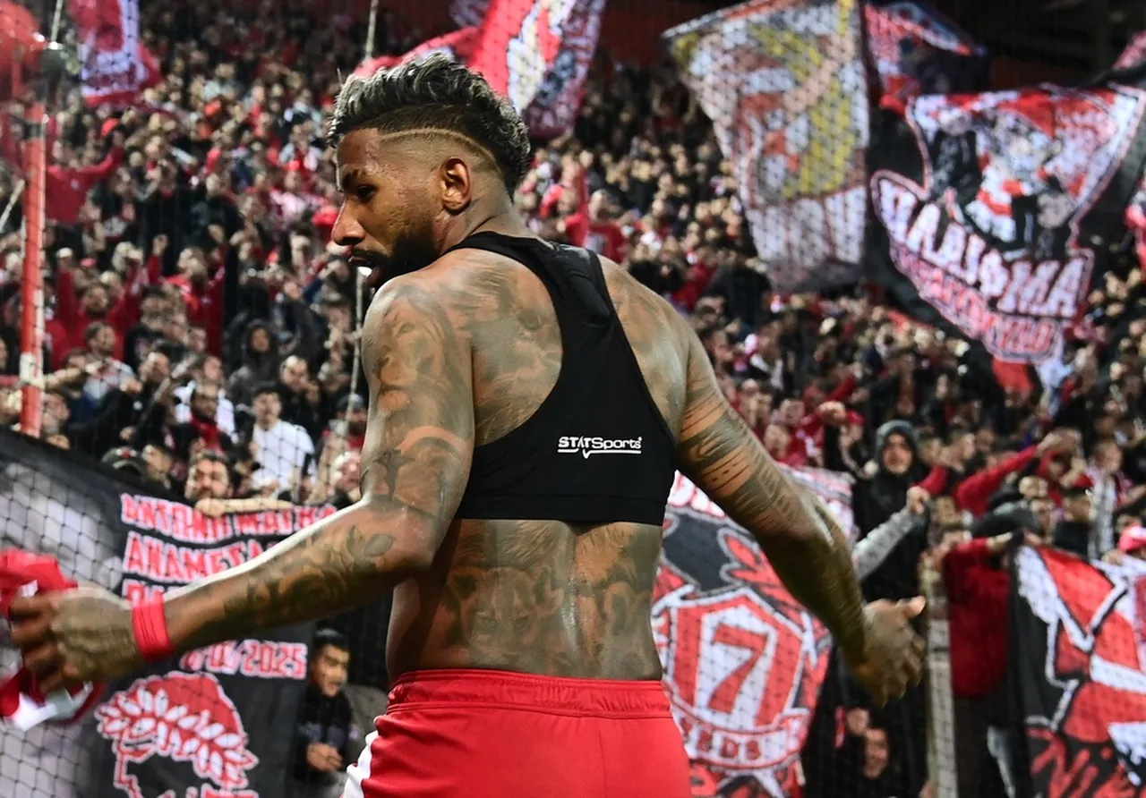 Rodinei comemorando o título grego pelo Olympiakos da temporada 2024/2025