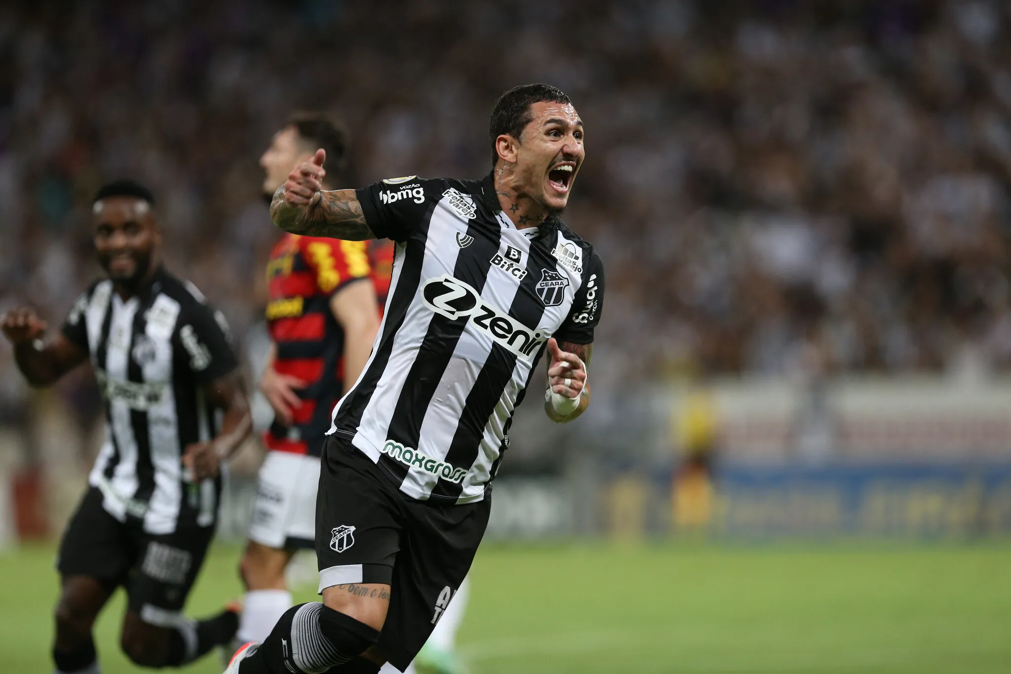 Vina será relacionado pelo Ceará para jogo contra o Juventude e deve fazer reestreia