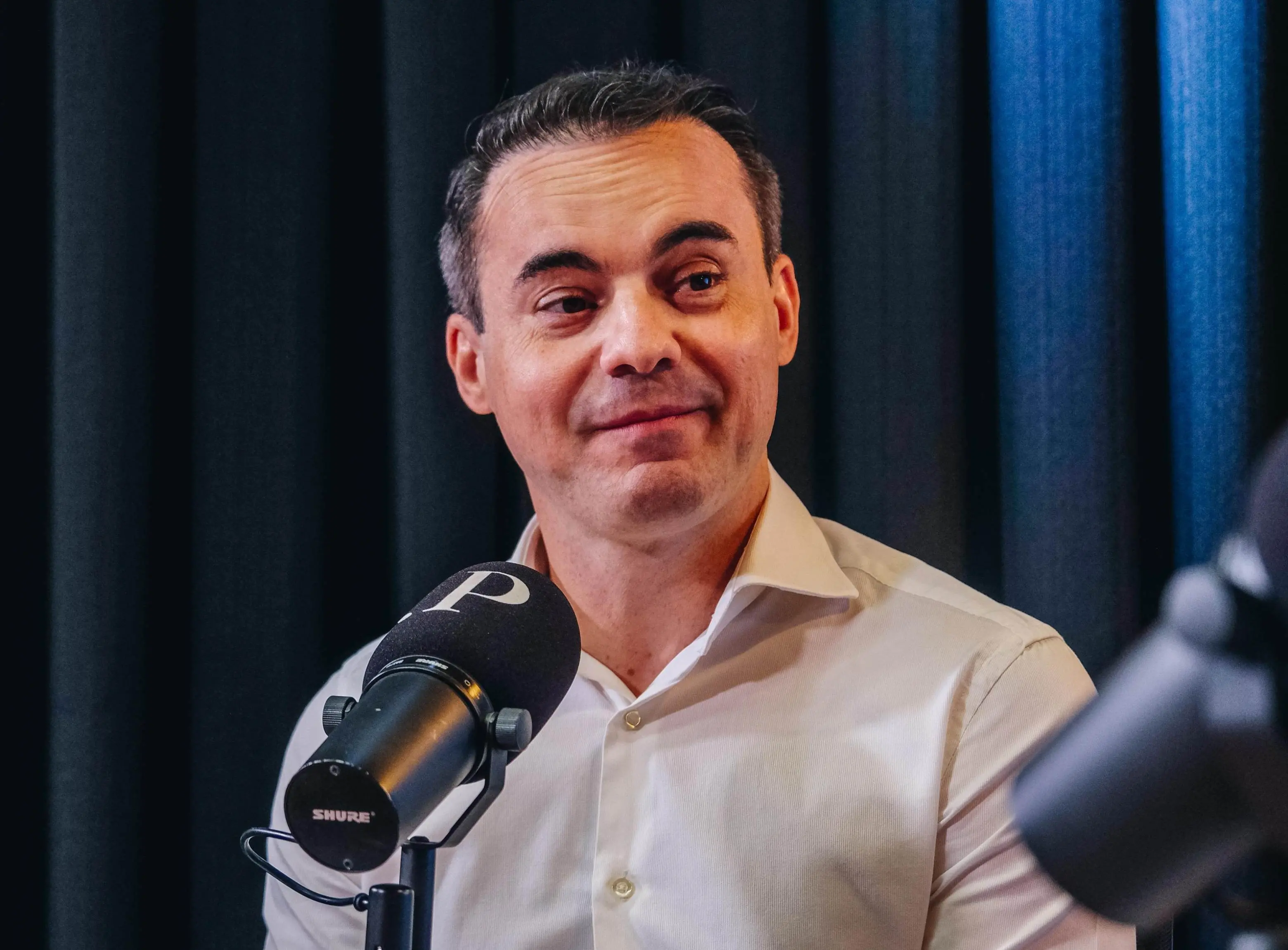 Capitão Wagner durante entrevista ao PontoPoder. Ele observa os entrevistadores com um leve sorriso no rosto