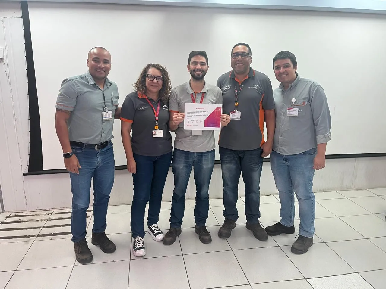 Victor Galvão (ao centro) em uma ação na empresa