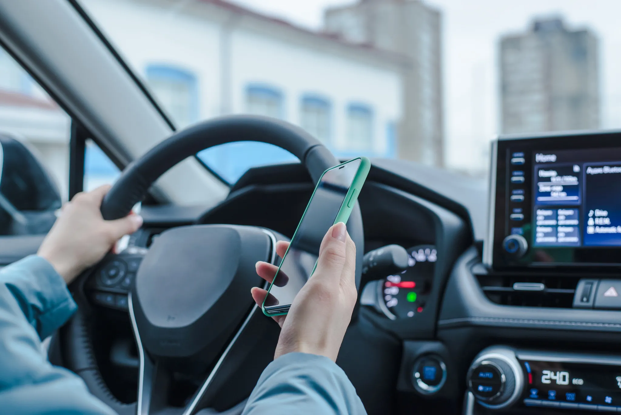 Dirigir usando apenas uma das mãos enquanto a outra segura ou manuseia outro dispositivo, como o celular, é uma infração gravíssima, com multa de R$ 293 e penalidade de 7 pontos na habilitação